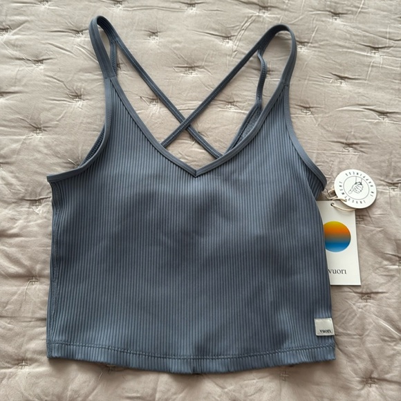 Vuori Tops - Vuori Cropped Tank, Cross back straps, v-neck, size M